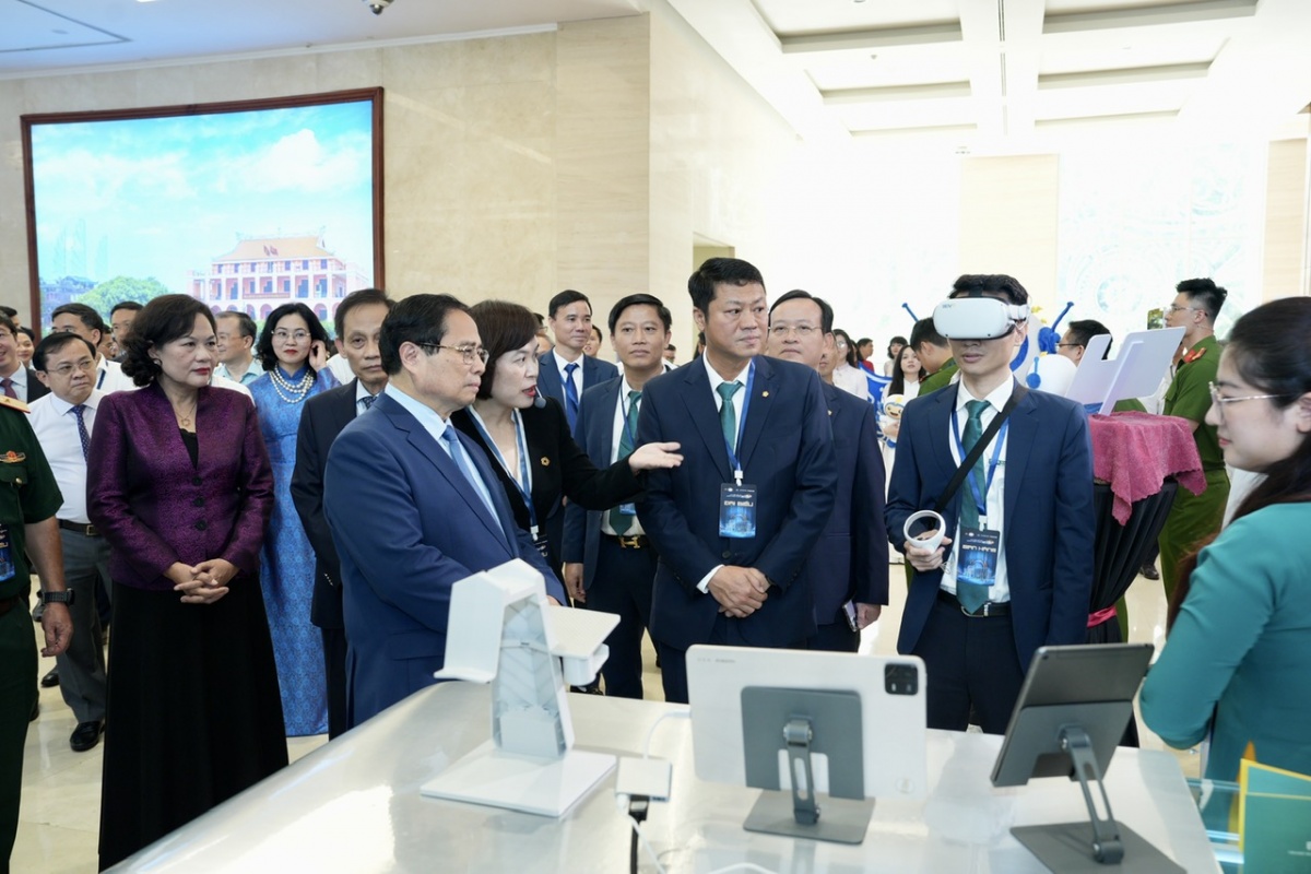 17.Lãnh đạo BIDV đang giới thiệu ứng dụng ngân hàng số thông minh tới Thủ tướng Phạm Minh Chính